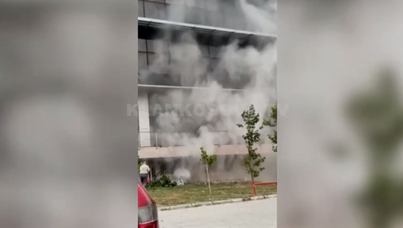 Momenti kur shpërthen zjarri në objektin e Komunës së Prishtinës