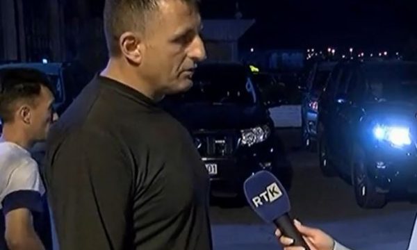 Del për të pritur motrën dhe dhëndrin që i mbijetuan aksidentit tragjik