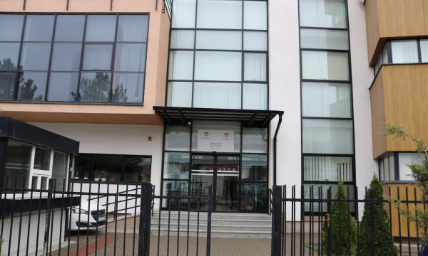 Ndalohen tre persona në Ferizaj të dyshuar për vjedhje të rëndë