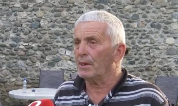 I helmuari bashkë me 5 anëtarë të familjes: Diçka ka ndodhur, ujin e njëjtë e kemi pirë prej katër vjetësh