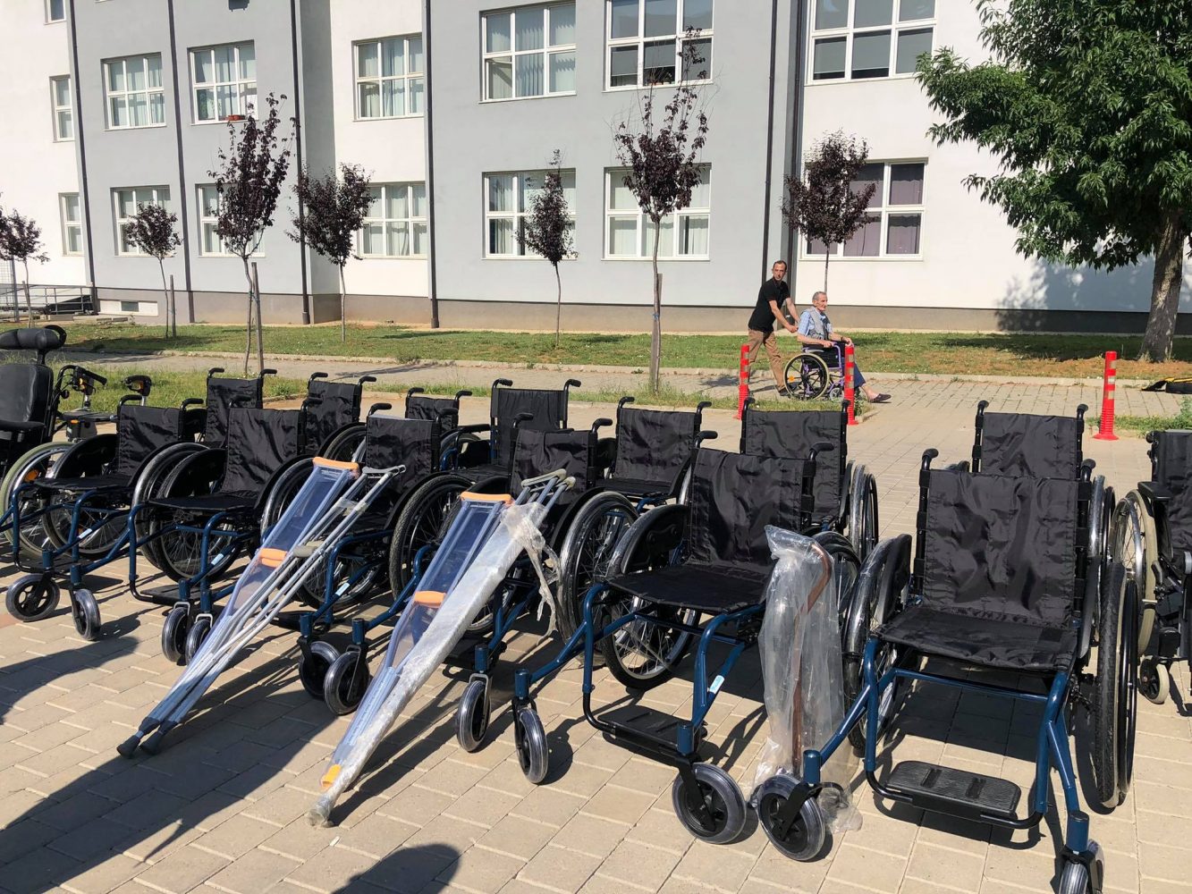 Handikosi i dhuron ShSKUK-së karroca, shëtitore e paterica
