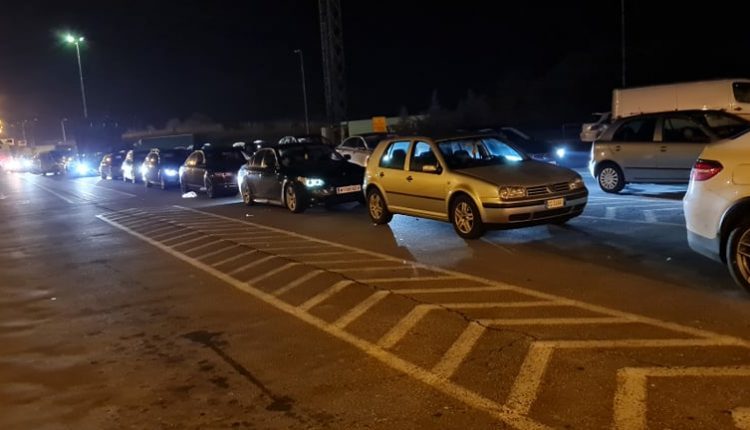 Vazhdojnë pritjet e gjata në pikë-kalimet kufitare me Serbinë, fluks i madh edhe në Aeroportin e Prishtinës