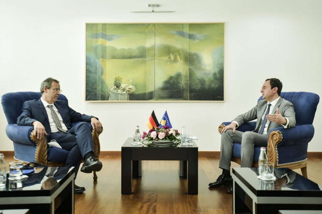 Kurti takohet me Berger, investimet gjermane në Kosovë temë e diskutimit