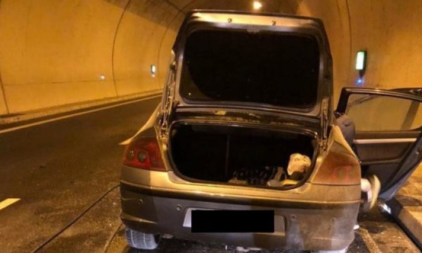 Përfshihet nga flakët një veturë, bllokohet tuneli i Kalimashit