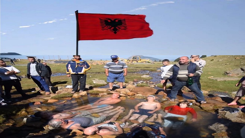 Ku ndodhet liqeni në Shqipëri që të sëmurët mendojnë se bën mrekulli?