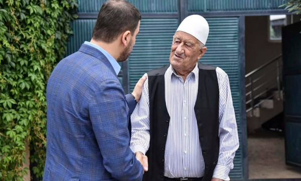 Memli Krasniqi, ditën e parë si kryetar shkon për vizitë në familjen e Thaçit dhe Veselit