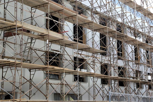 Ferizaj, dy punëtorë ndërtimi rrëzohen nga skelet