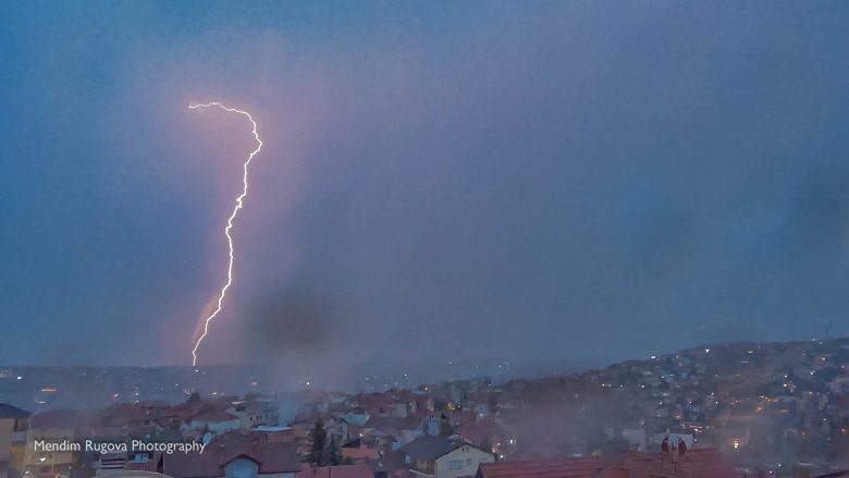 Pamje të rrufesë gjatë mbrëmjes në Prishtinë