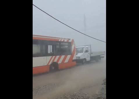 Erëra të fuqishme dhe shkarkime rrufesh në këtë pjesë të Kosovës