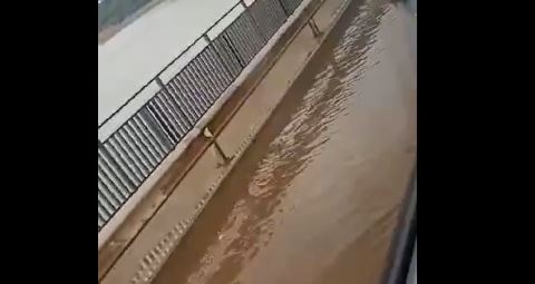 Kosovarët hasin në vështirësi për t’u kthyer nga Shqipëria, rrëshqet dheu nga moti i ligë