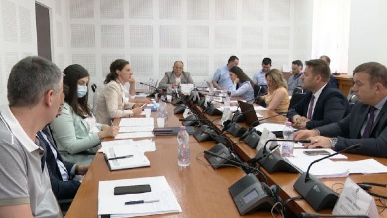 Deputetët përplasen për operatorin ilegal të ujit në veri