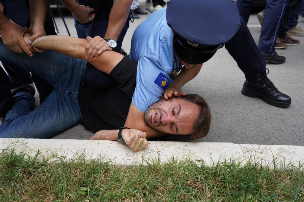PSD vë mbishkrimin “Zhvatësi” në veturat zyrtare, arrestohen Molliqaj, Krasniqi e Nushi