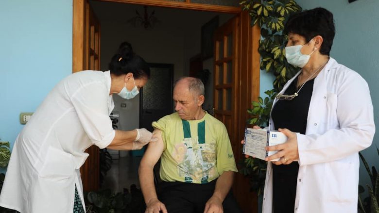 Shqipëria nis vaksinimin edhe nëpër shtëpi
