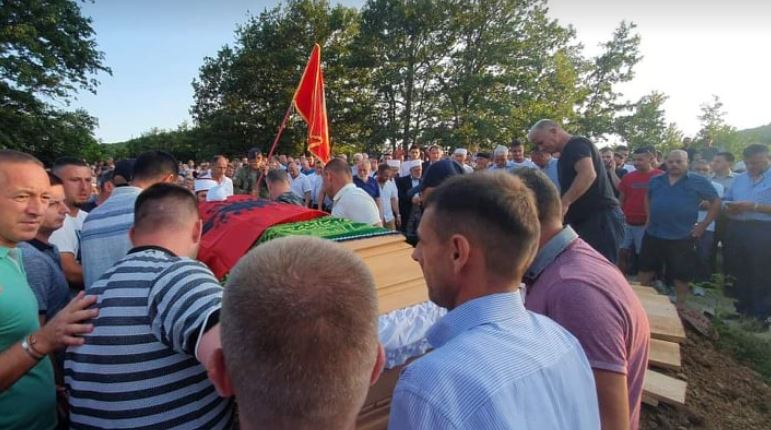 Varroset babai i Kadri Veselit, shumë pjesëmarrës në ceremoni