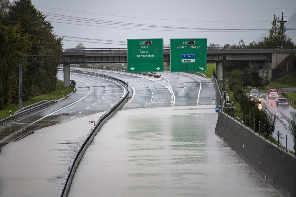 Përmbytja shkakton mbylljen e autostradës A2 në Zvicër