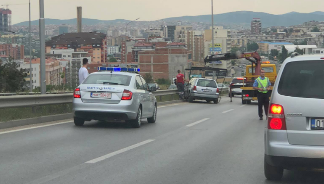 Aksidentohet një veturë në Veterrnik