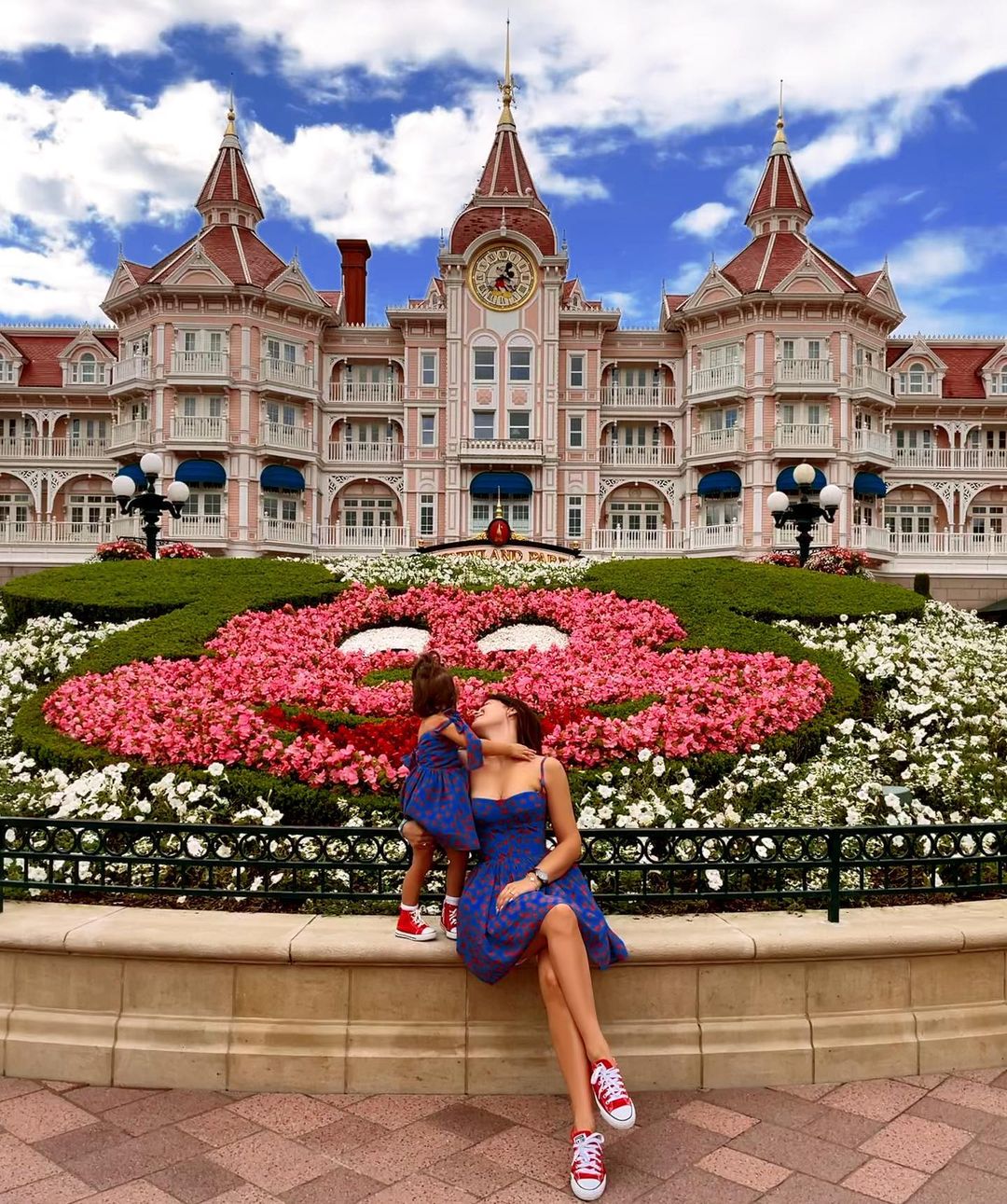 Xhensila shfaqet nga Disneyland në Paris me Ajkën dhe Bes Kallakun