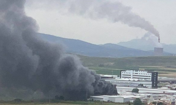 Zjarr i madh te tregu në Fushë-Kosovë
