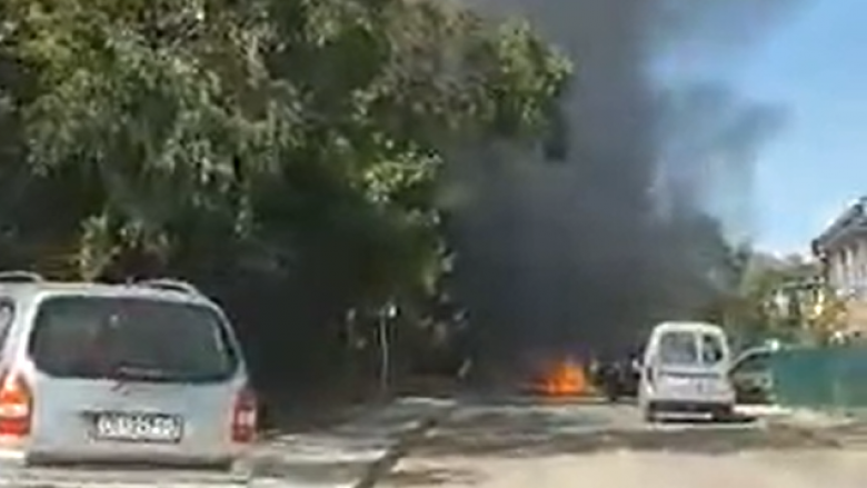 Përfshihet nga zjarri një veturë në Prishtinë