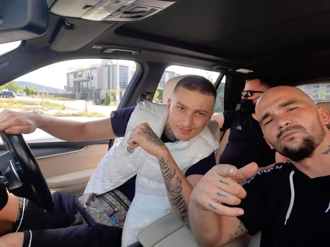 “I kam dy tentim-vrasje dhe 27 armëmbajtje pa leje”, reperi gjilanas krenohet publikisht se është i lirë me gjashtë aktakuza