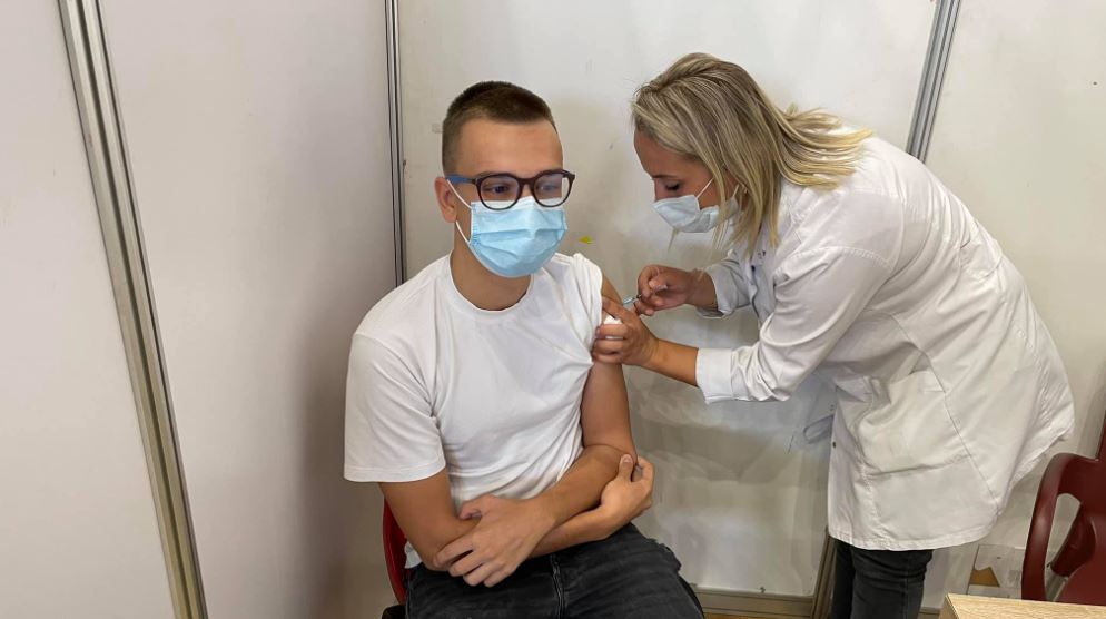 Vaksinohet 16 vjeçari i parë në Kosovë