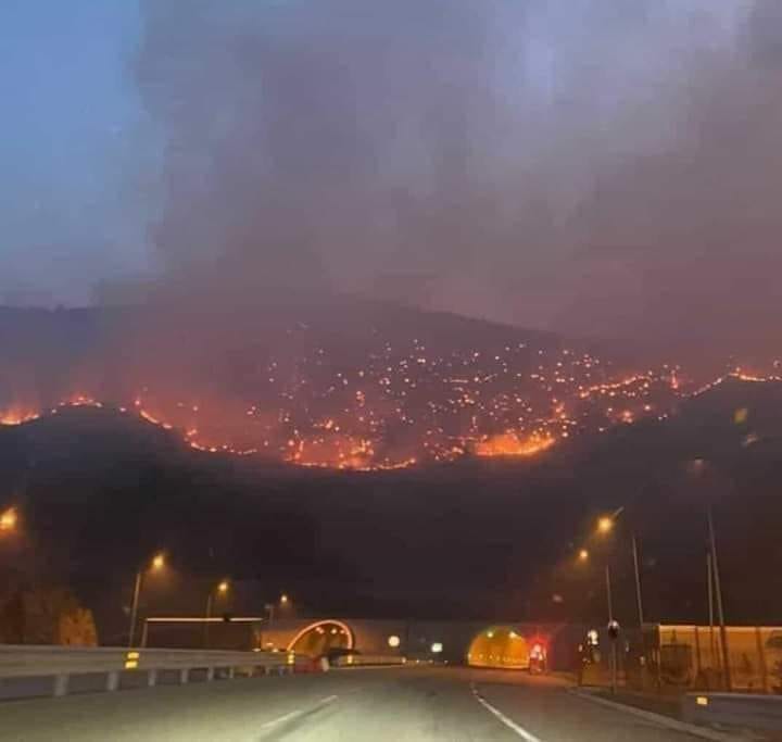 Pamjet e frikshme/ Del jashtë kontrollit zjarri mbi tunelin e Kalimashit