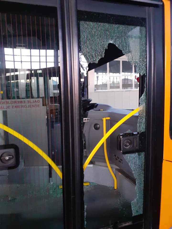 Nuk u lejua pa maskë, qytetari i revoltuar thyen xhamin e autobusit të Trafikut Urban