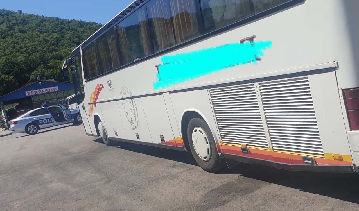 Kaloi numrin e lejuar të udhëtarëve në automjet, 200 euro gjobë