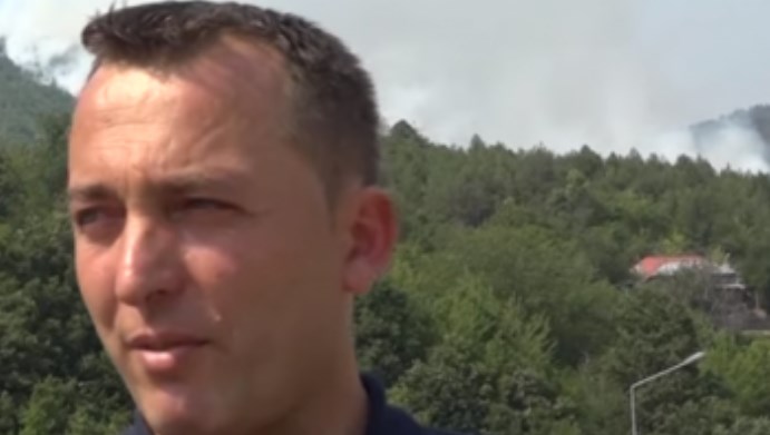 Në luftë me flakët, shefi i zjarrfikëses përlotet për djalin: Më thotë ‘babi mos shko’
