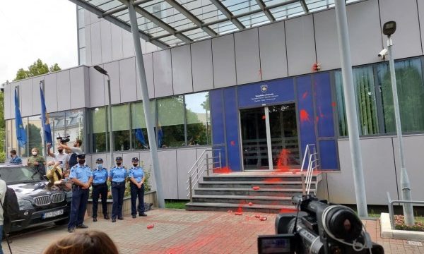 Protestuesit hedhin ngjyrë të kuqe në objektin e Qeverisë