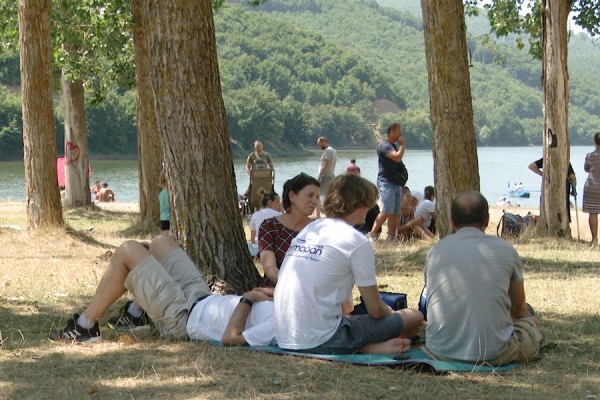 Liqeni i Batllavës përplot me vizitorë gjatë vikendit