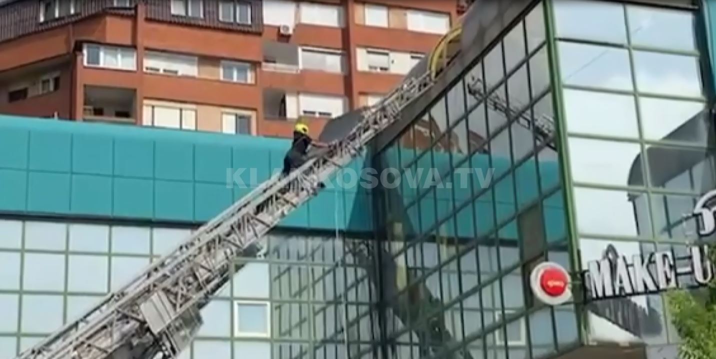 Erërat dëmtojnë pullazin e një qendre tregtare në Breg të Diellit