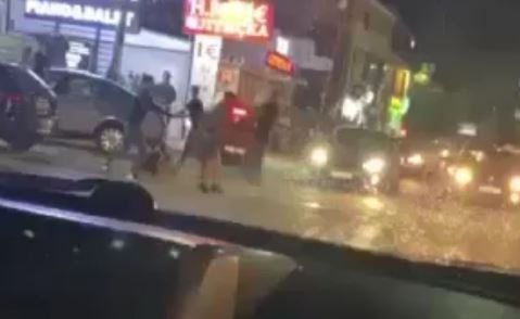 Rrahje mes disa personave në Fushë Kosovë, bllokohet rruga