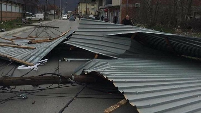 Rrëzohet nga erërat e fuqishme skena e koncertit në Podujevë, lëndohen dy fëmijë