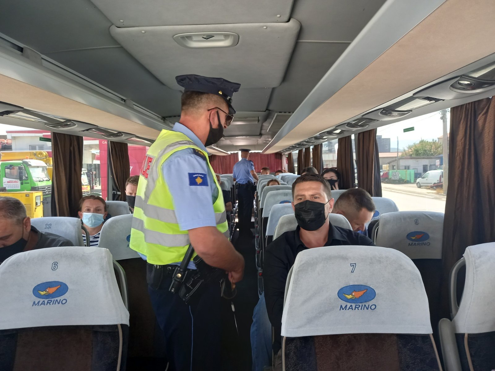 Policia e Ferizajt me aktivitete për zbatimin e masave të reja, kontrollojnë qendrat tregtare e autobusët