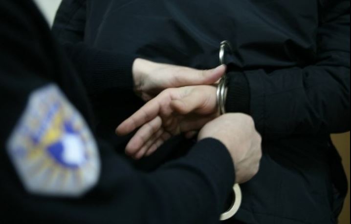 IPK arreston një rreshter në Fushë Kosovë, dyshohet se u përfshi në një zënkë mes disa familjeve