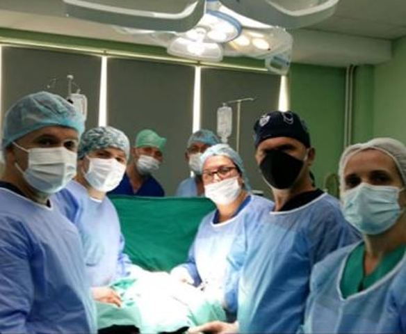 Kirurgët në Mitrovicë ia heqin 62 vjeçarit tumorin tetë kilogramë, ia kishte zënë gjysmën e barkut