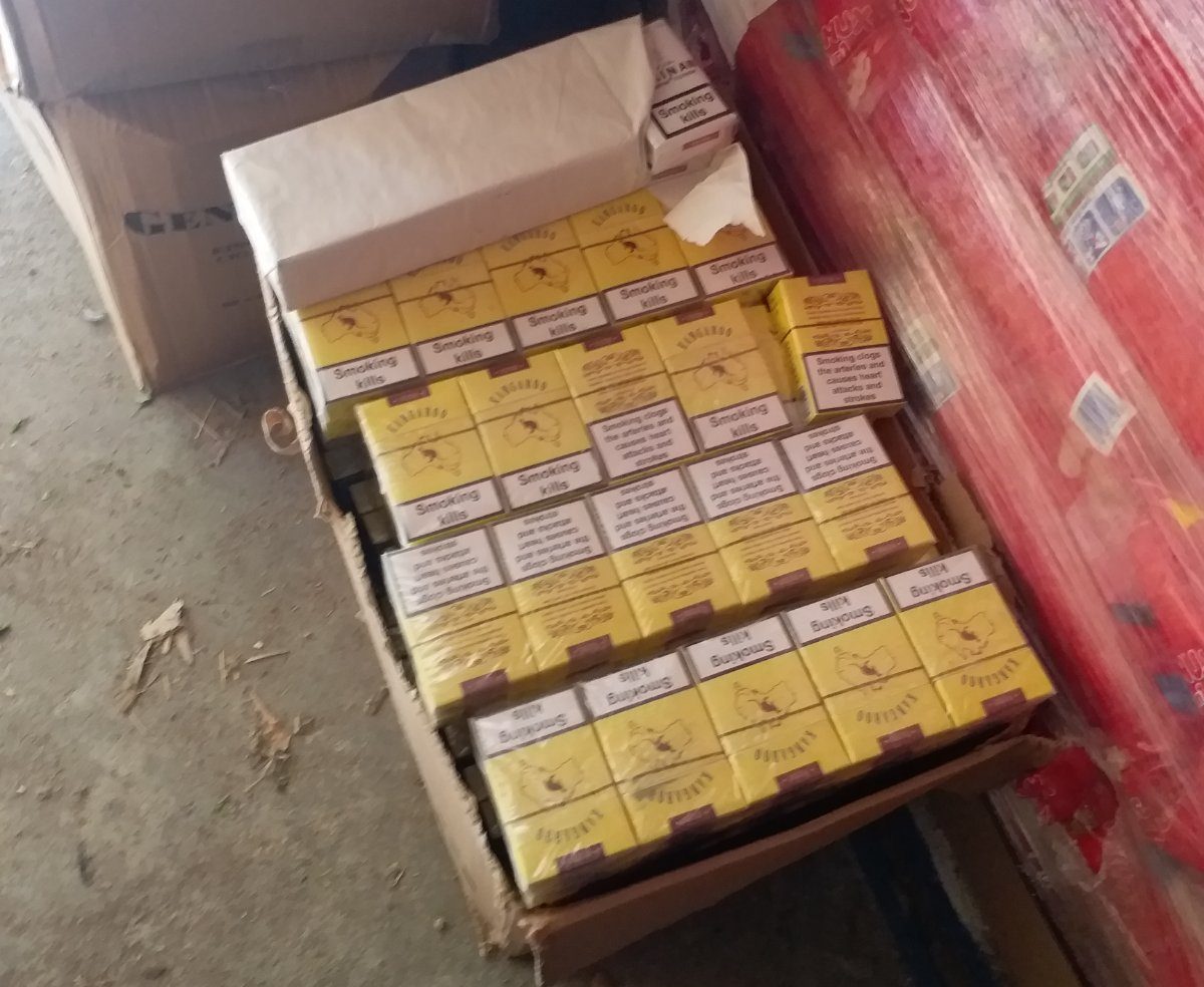 Kapet sasi e madhe cigareve, bombonave dhe çamçakëzave të kontrabanduara