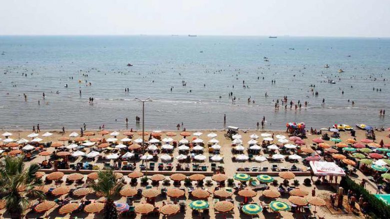 Serbët ‘pushtojnë’ plazhet e Durrësit