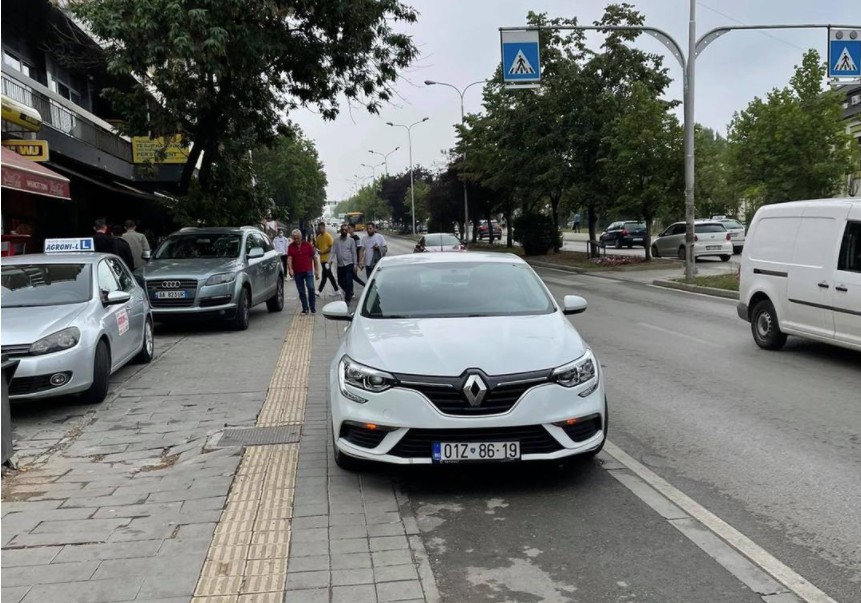Vetura zyrtare në Prishtinë bllokon rrugën për këmbësorët