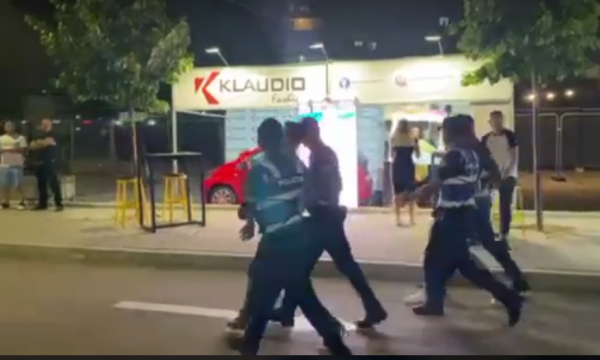 Momenti i arrestimit të personave të dyshuar për hedhjen e gazlotsjellësit në koncertin e Bregoviqit
