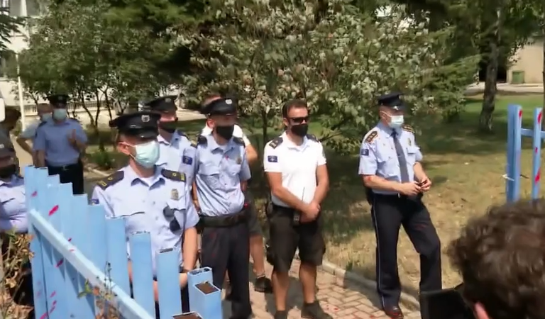 Protestuesit në Ferizaj hedhin ngjyrë të kuqe në drejtim të Policisë