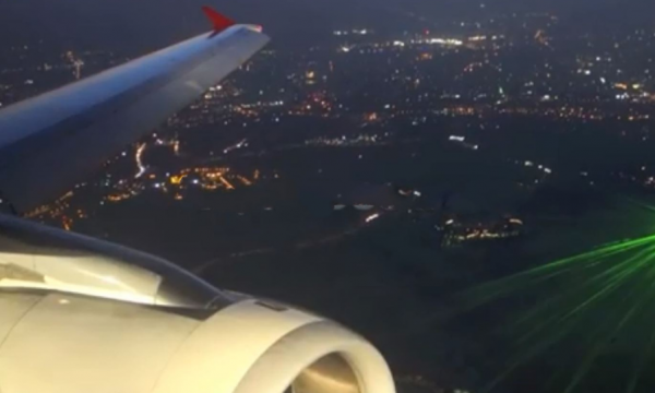 Publikohen pamjet kur sulmohen me laser aeroplanët në Aeroportin e Prishtinës