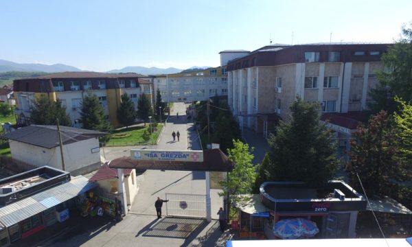 E rrahën me grushte e ia morën qaforen rreth 2 mijë euroshe, detaje për sulmin ndaj sigurimit të spitalit