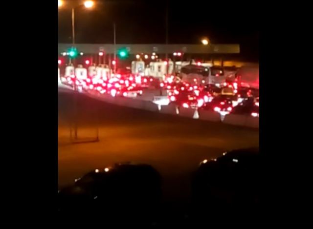 Kolonë deri në 10 kilometra në kufirin Kosovë-Shqipëri, shoferët protestojnë duke i rënë borisë