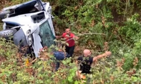 Furgoni bie në humnerë te Qafa e Muzinës, 5 persona humbin jetën