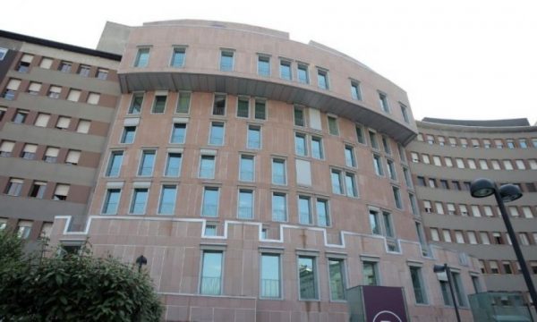 Gruaja me koronavirus arratiset nga spitali, disa ditë pasi solli në jetë fëmijën