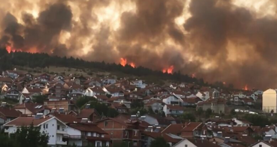 Situatë e rëndë me zjarret edhe në Maqedoninë e Veriut, flakët u afrohen banesave