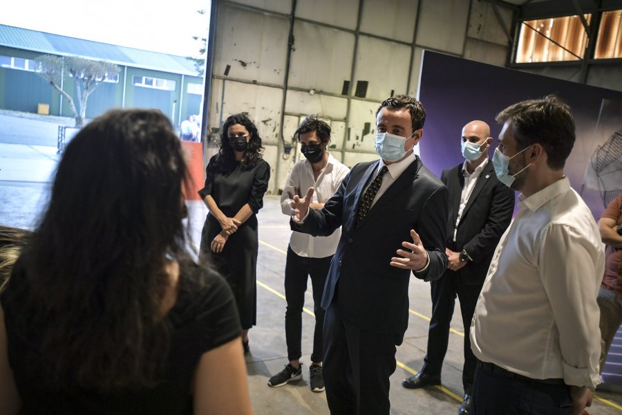 Kurti dhe Çeku vizitojnë ekspozitën e Autostradës Biennale në Prizren, njoftohen për programin e edukimit