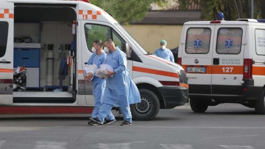 Katër të vdekur dhe 977 raste të reja me koronavirus në Shqipëri
